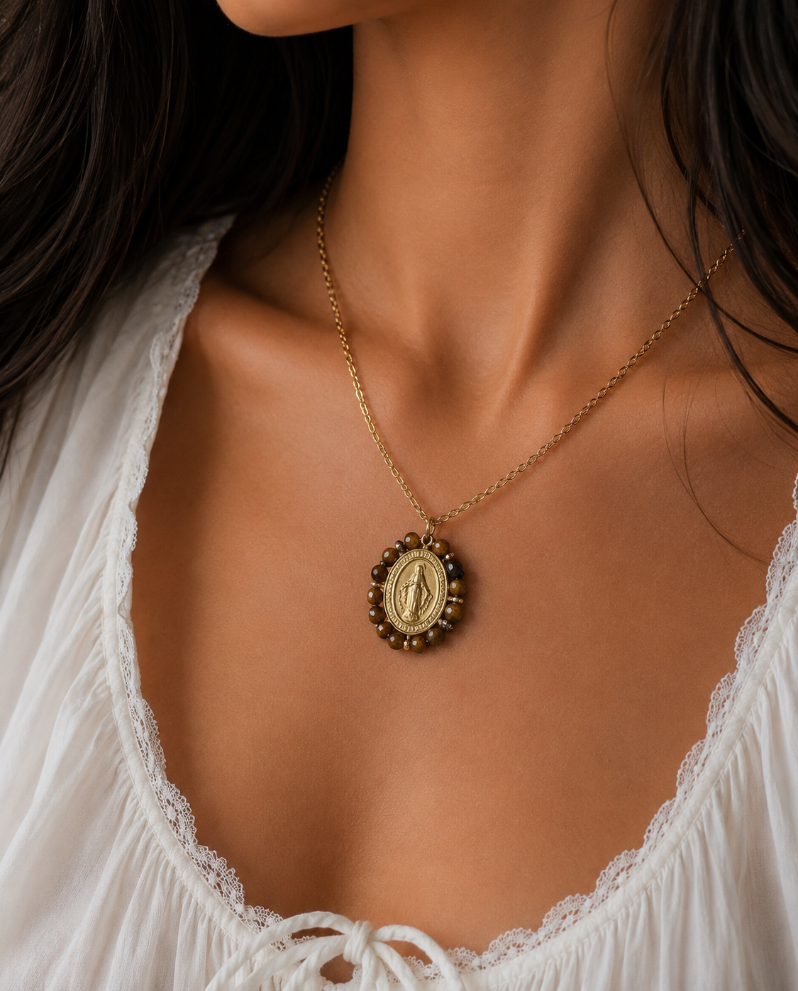 Medalla Virgen de la Milagrosa en Acero Inoxidable con Minerales Facetados