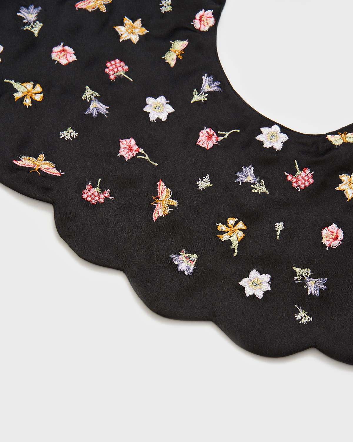 Cuello bordado de satén negro Floral Ditsy