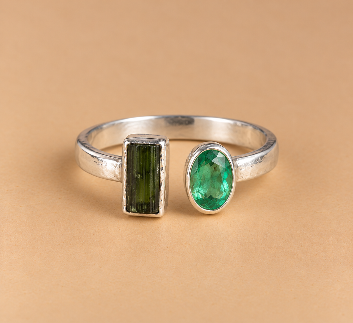 Anillo Turmalina verde y esmeralda plata 925