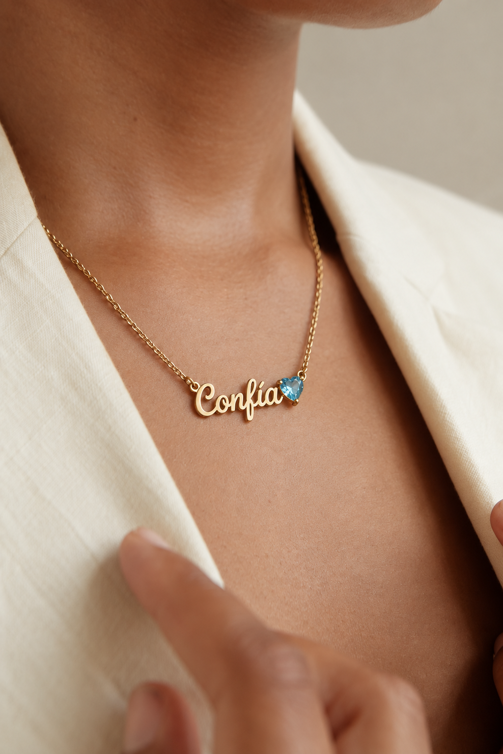 Collar “Confía” con corazón azul