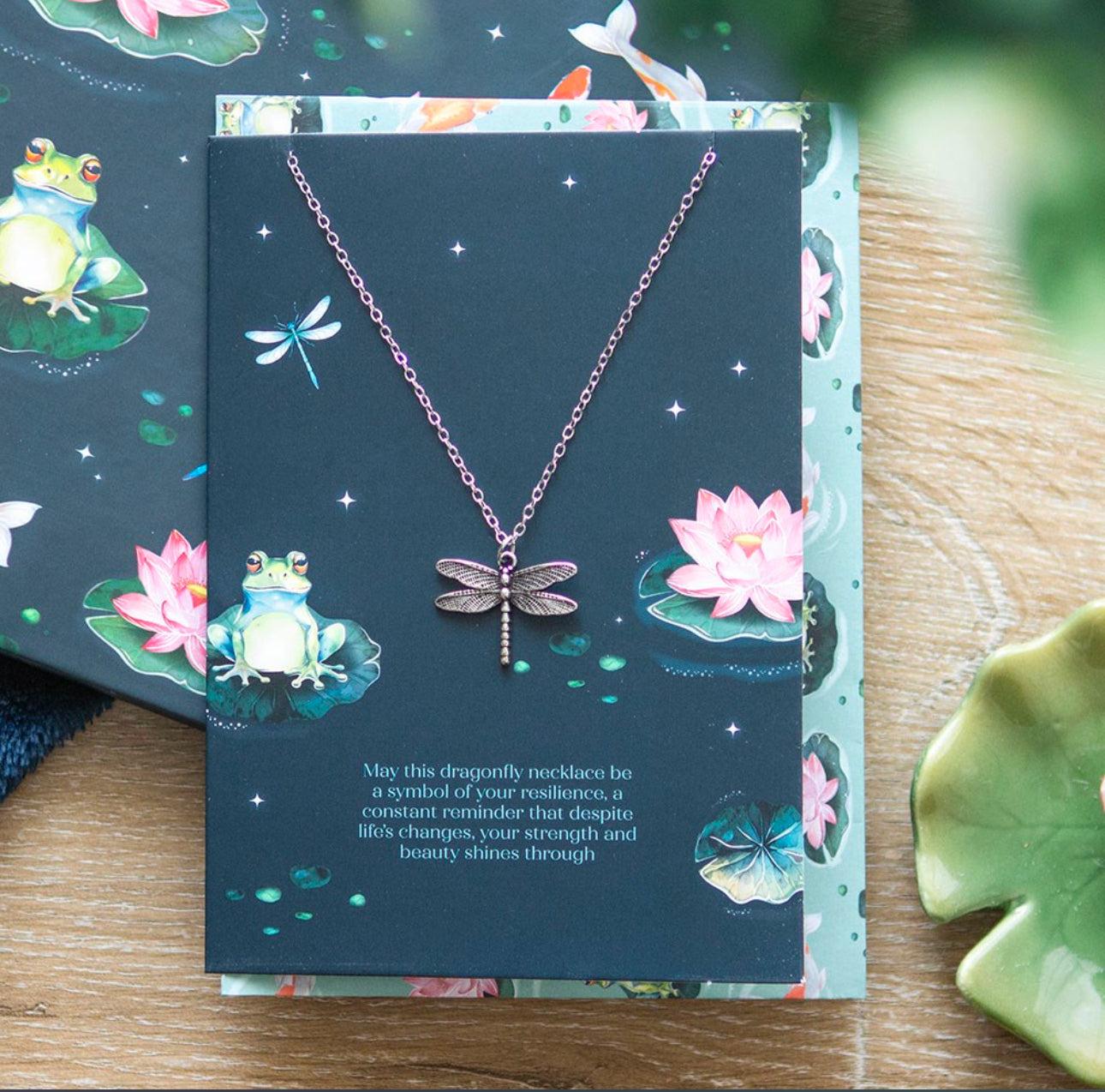 Collar de libélula en tarjeta de felicitación