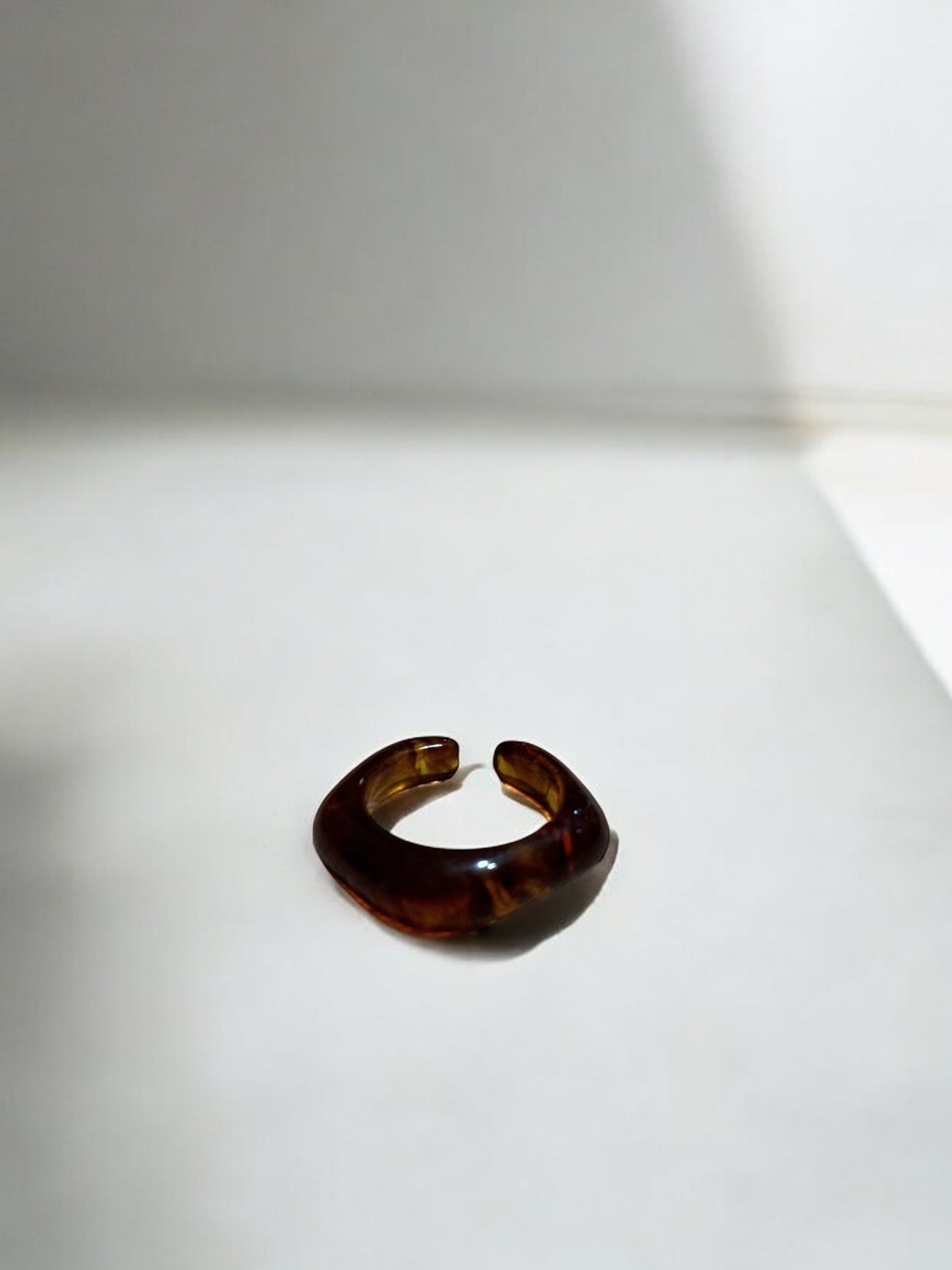 Anillo resina café ajustable