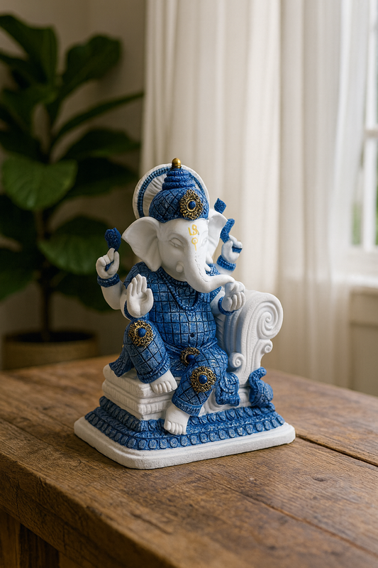 Figura Ganesh Blanca y Azul en Postura de Meditación
