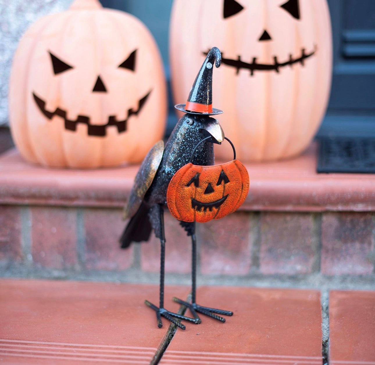 CUERVO DE METAL CON BRILLO METÁLICO Y CALABAZA 28 cm