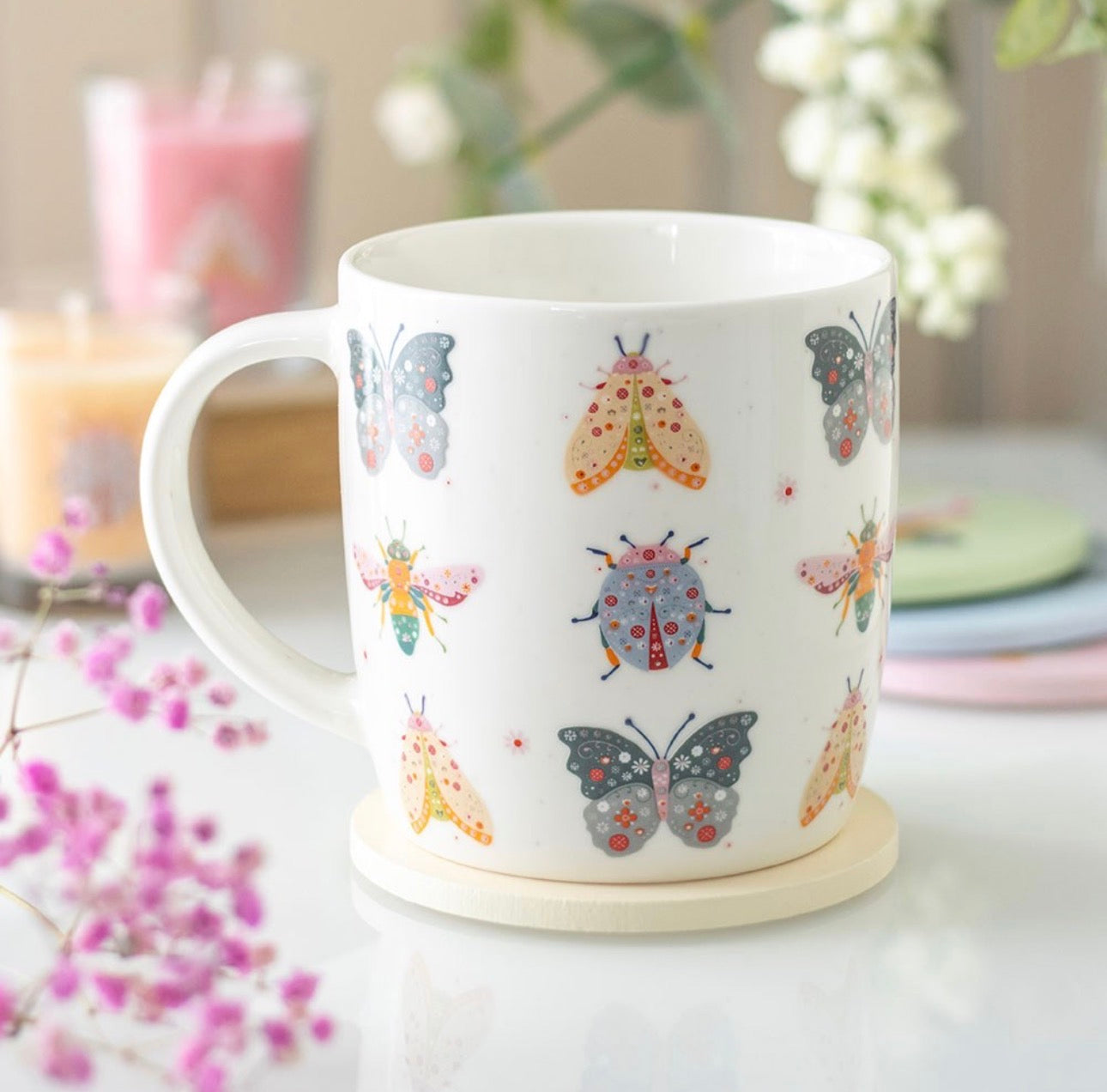 TAZA CON ESTAMPADO FLORAL DE INSECTOS