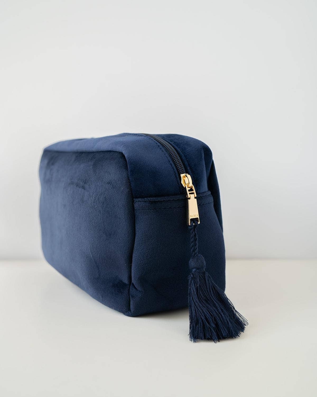 Estuche de maquillaje bordado con ciervos y luna de FABLE