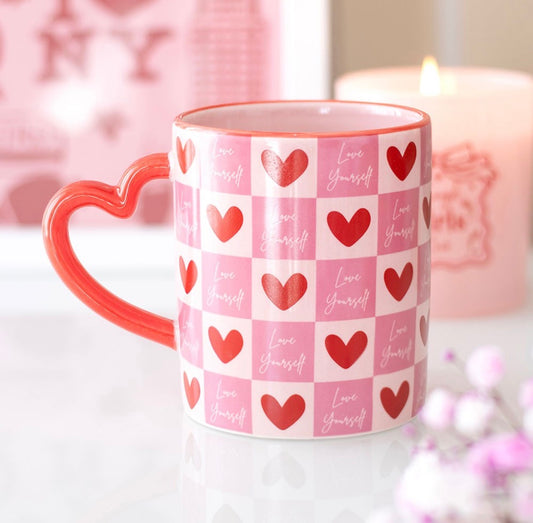 ÁMATE A TI MISMO TAZA A CUADROS CON ASA EN FORMA DE CORAZÓN