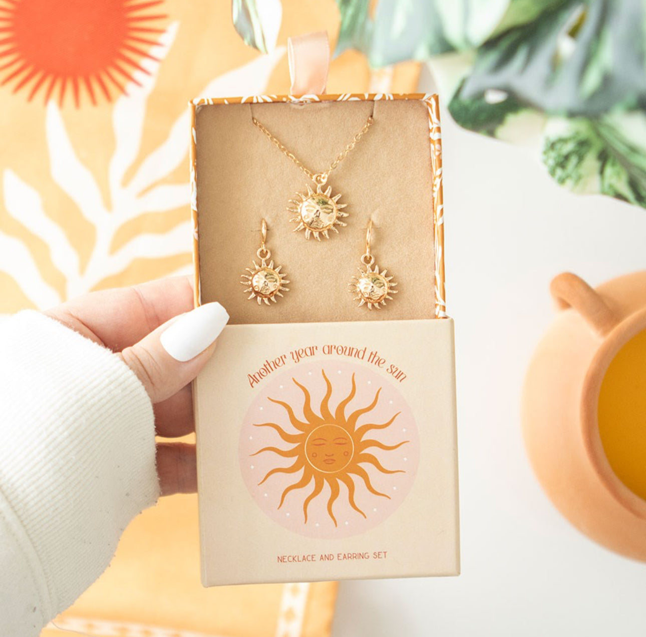 Conjunto de pendientes y collar con forma de sol