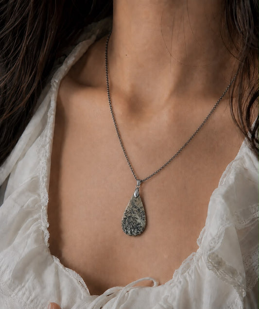 Colgante Pirolusita dendritica en plata