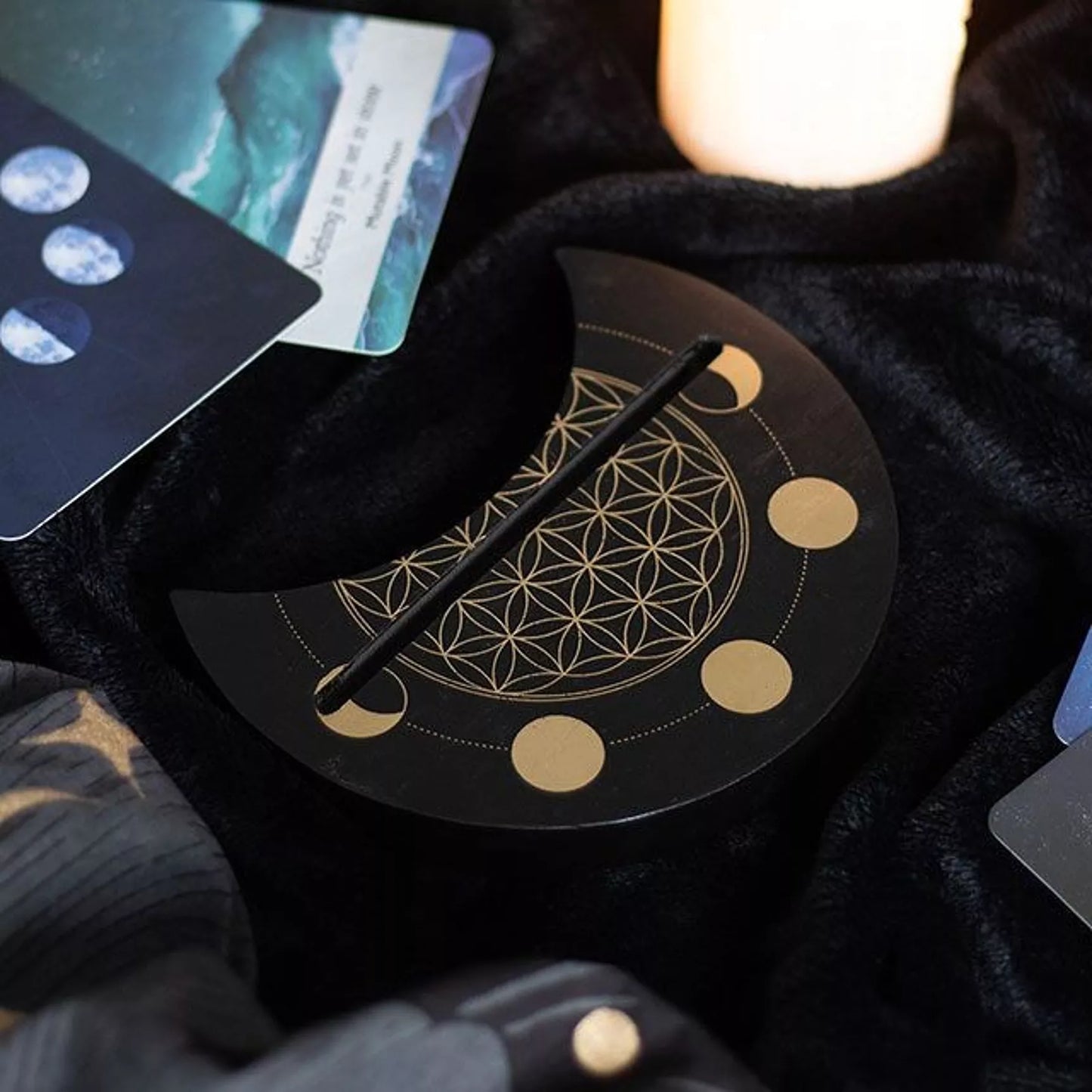 Soporte de cartas del Tarot de la Luna Creciente con la Flor de la Vida Negra