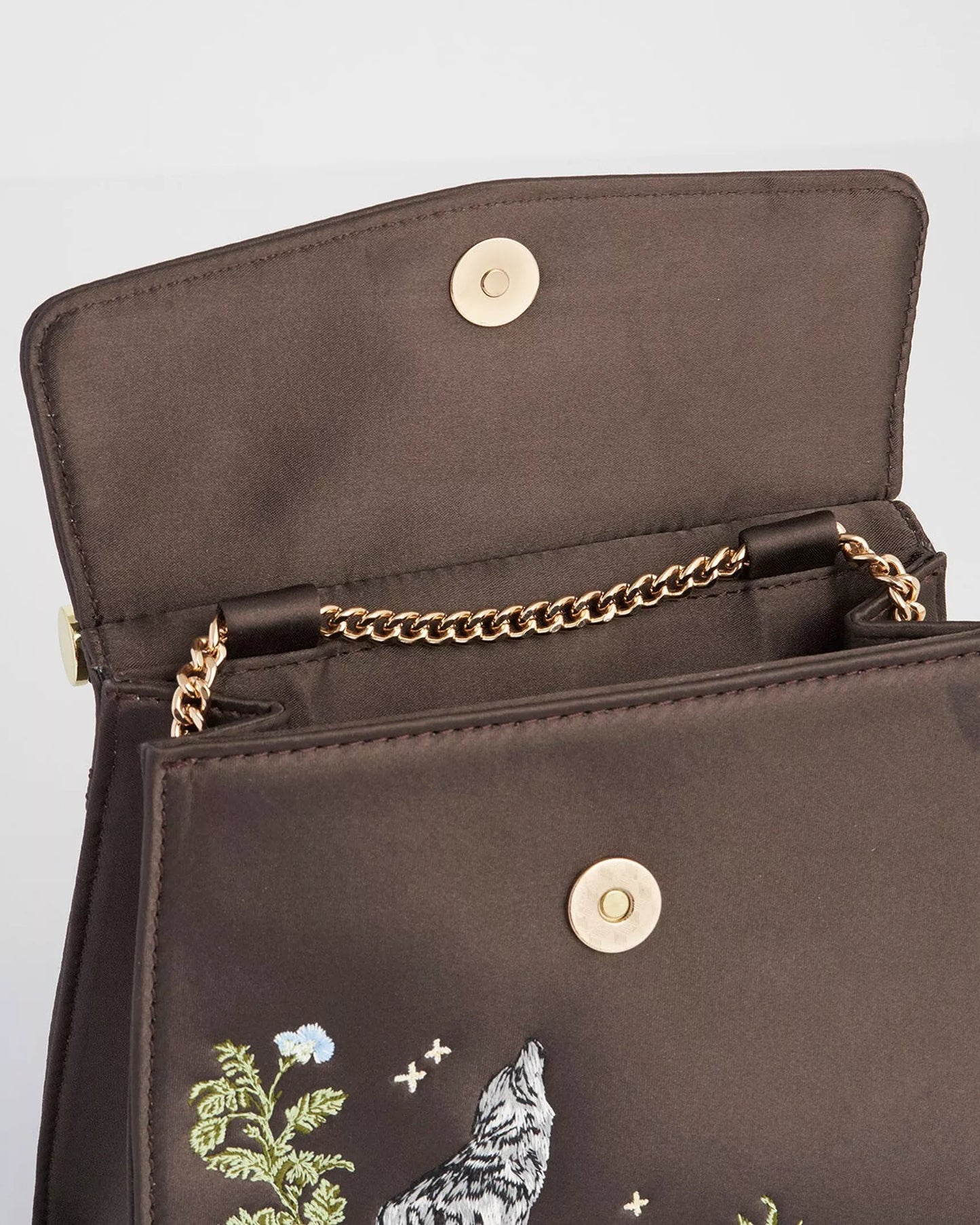 Bolso de mano de satén color carbón con bordado de lobo y luna de FABLE