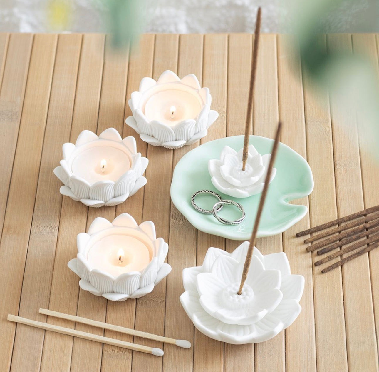 JUEGO DE 3 PORTAVELAS CON FORMA DE FLOR DE LOTO BLANCA