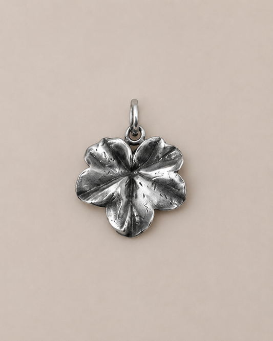 Colgante hoja de geranio plata artesanal