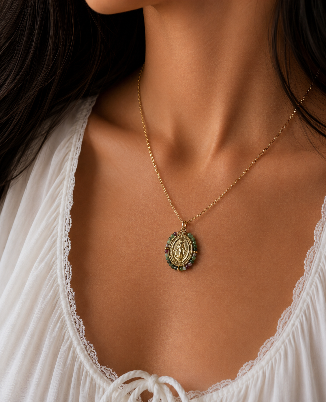 Medalla Virgen de la Milagrosa en Acero Inoxidable con Minerales Facetados