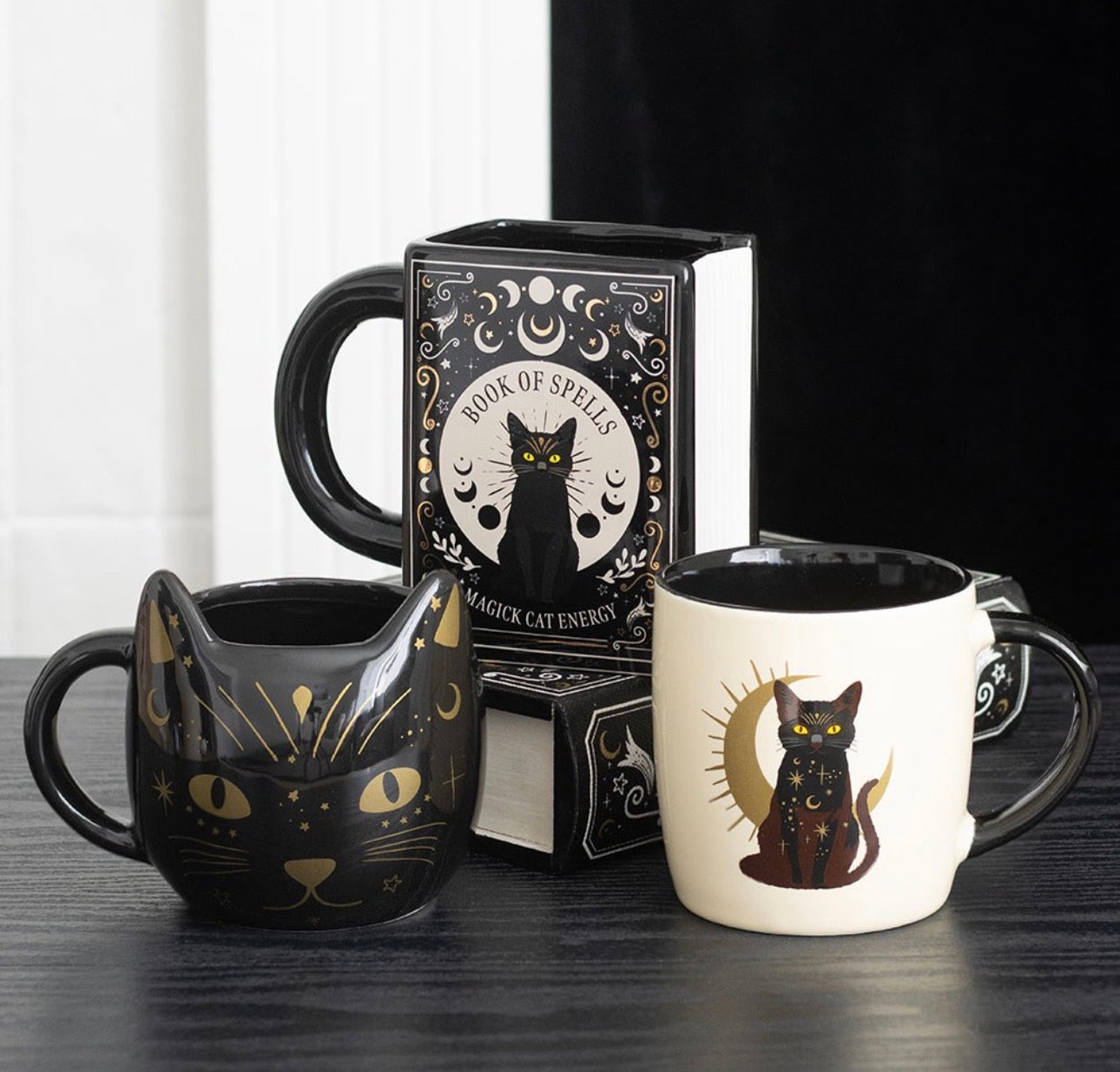 TAZA CON FORMA DE LIBRO DE HECHIZOS DEL GATO NEGRO