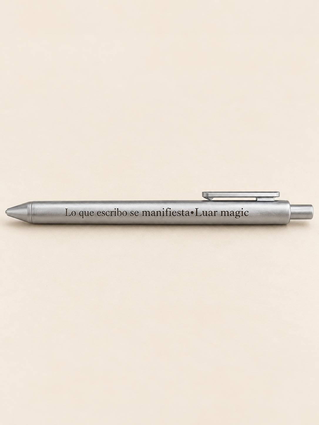 Bolígrafo “Lo que escribo se manifiesta” · Plata
