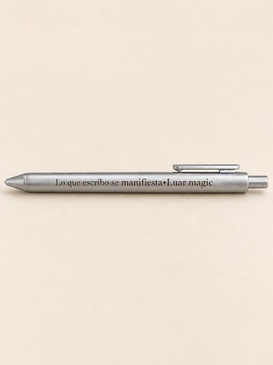 Bolígrafo “Lo que escribo se manifiesta” · Plata