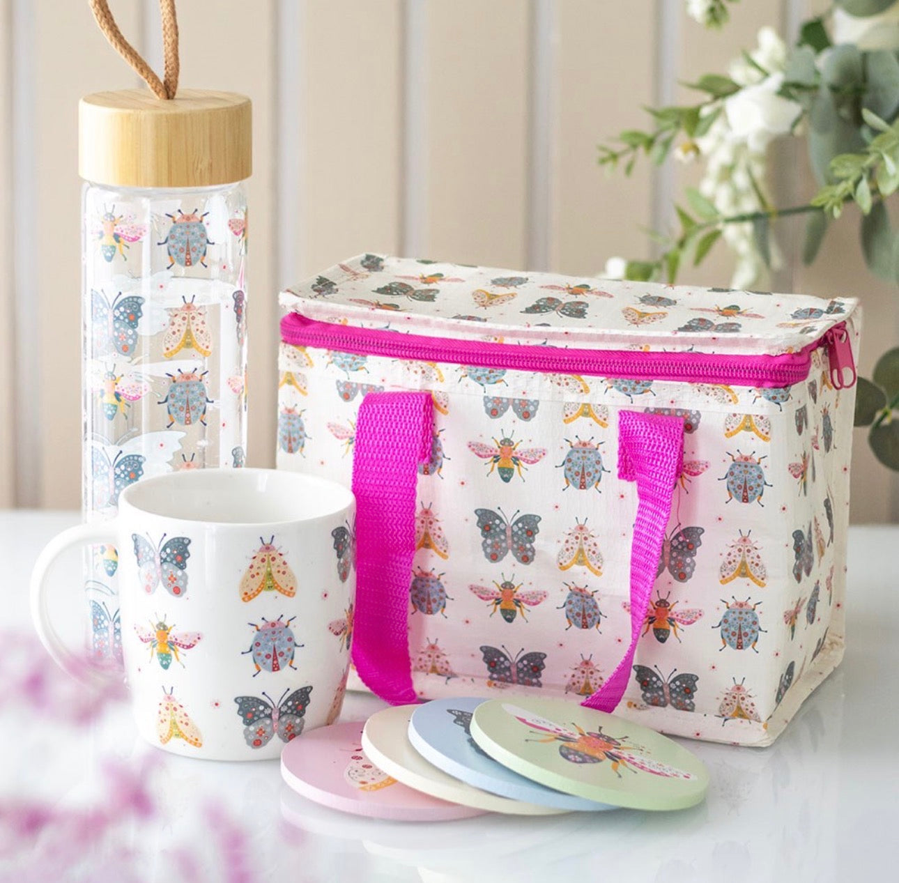 TAZA CON ESTAMPADO FLORAL DE INSECTOS