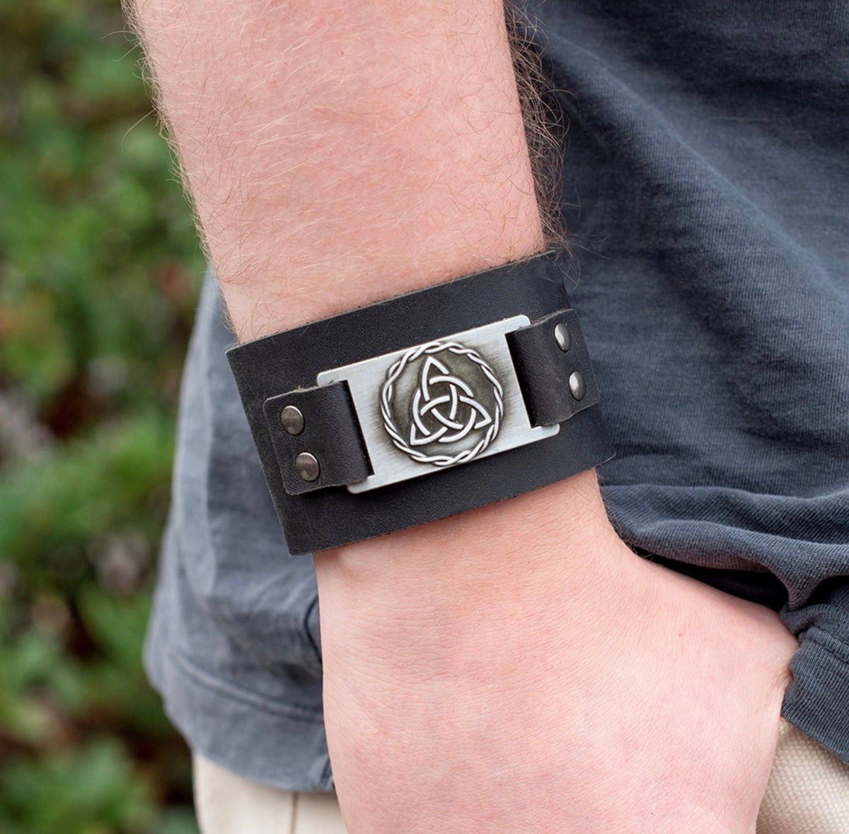 PULSERA DE CUERO CON NUDO TRIQUETRA CELTA NEGRO