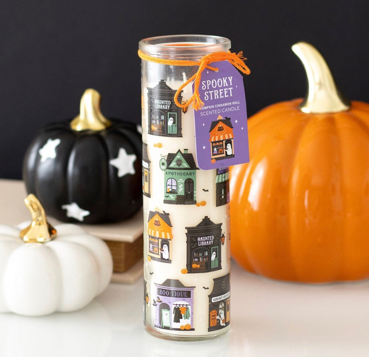 Vela tubular con aroma a calabaza y rollo de canela de la calle Spooky