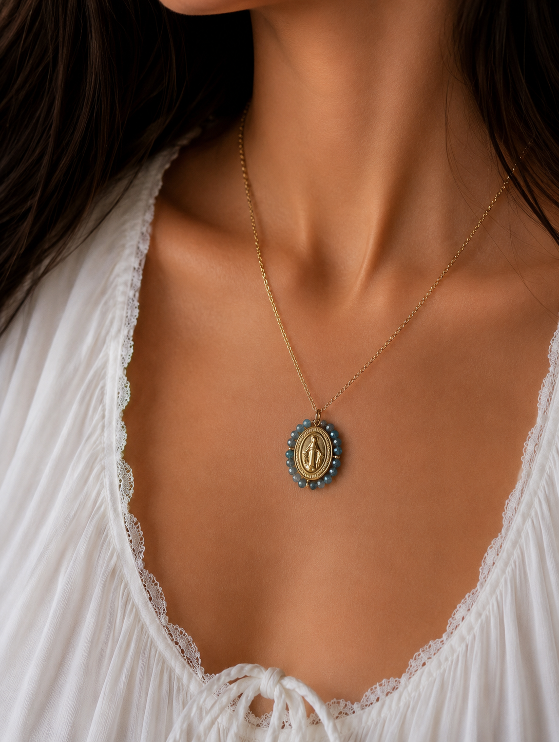 Medalla Virgen de la Milagrosa en Acero Inoxidable con Minerales Facetados