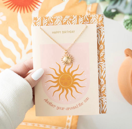 COLLAR DE SOL EN TARJETA DE CUMPLEAÑOS