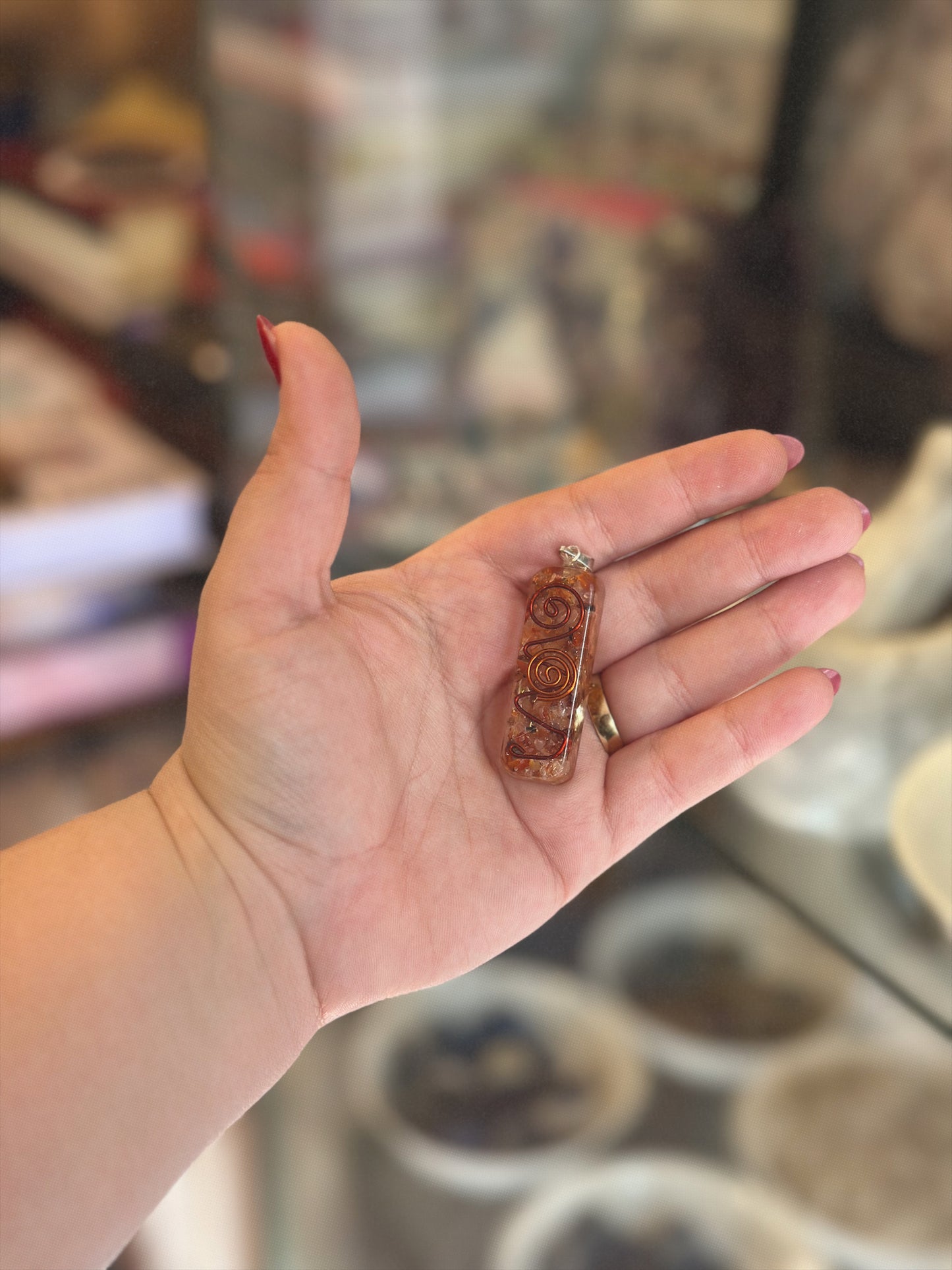 COLGANTE ORGONITA CARNEOLA CON INCRUSTACIÓN DE SÍMBOLO DE LA SUERTE