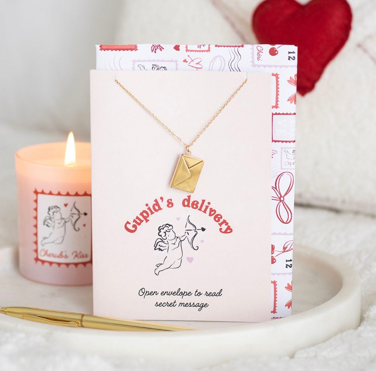 COLLAR CON REMOLQUE CON CARTA DE AMOR EN TARJETA DE FELICITACIÓN