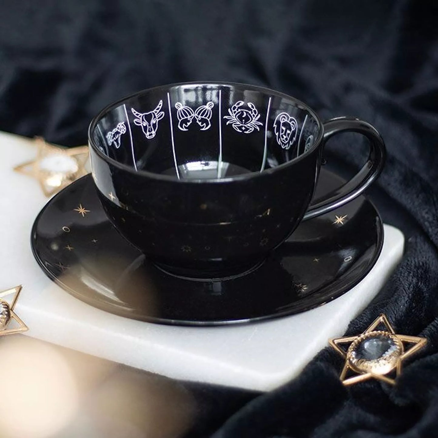 Taza de té con adivinación astrológica