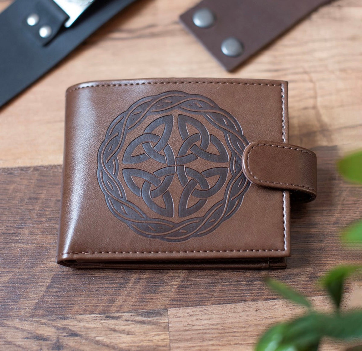 CARTERA DE PIEL SINTÉTICA CON MOTIVO DEL NUDO CELTA