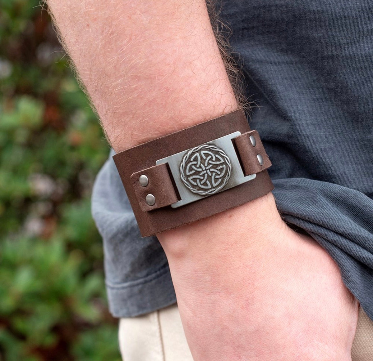 PULSERA DE CUERO MARRÓN CON NUDOS CELTAS Y ESCUDO