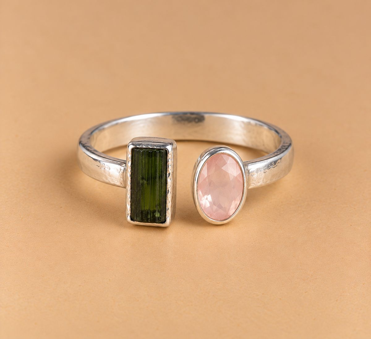 Anillo Turmalina verde y cuarzo rosa