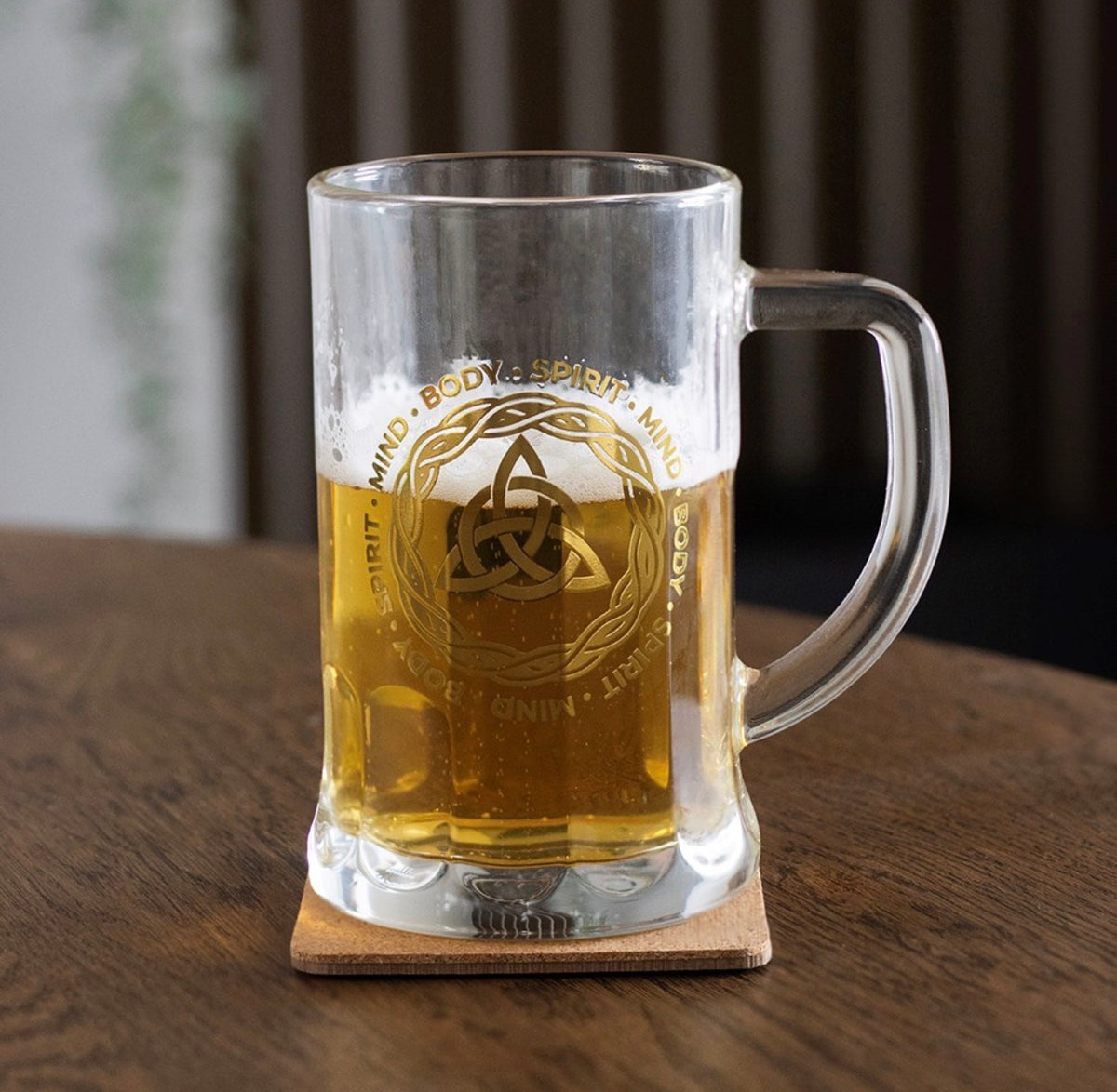 JARRA DE CERVEZA DE CRISTAL CON EL NUDO CELTA «TRIQUETRA» Y POSAVASOS