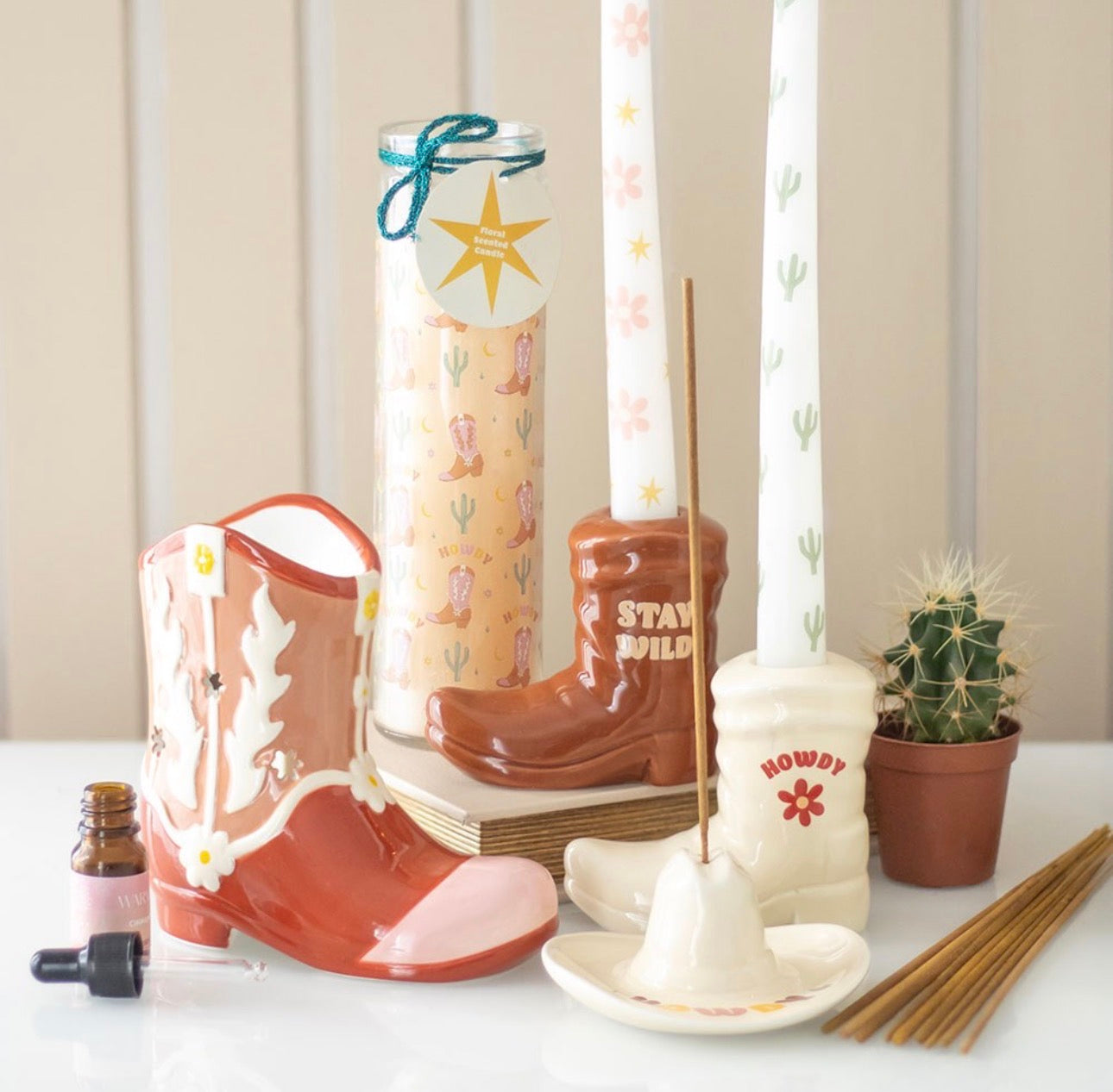 VELA DE TUBO FLORAL CON ESTAMPADO DE BOTAS DE VAQUERO HOWDY
