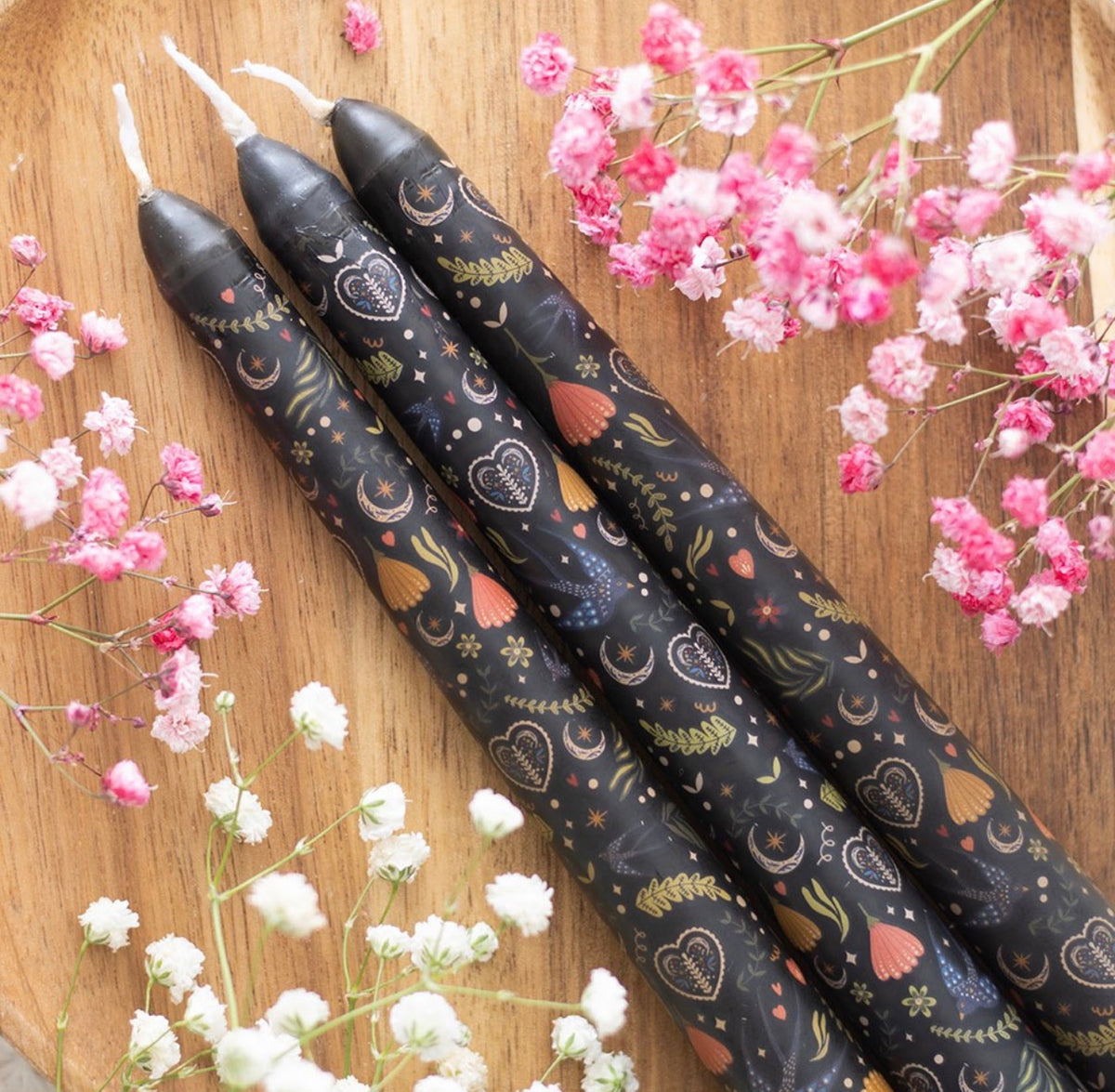 LOTE DE 3 VELAS CÓNICAS CON ESTAMPADO «BLACK MIDNIGHT»