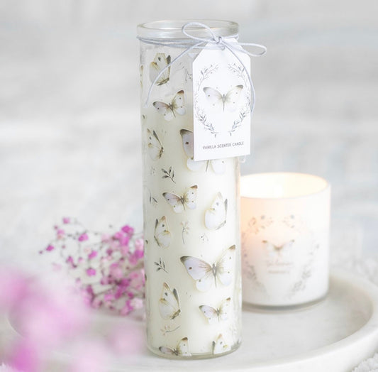 VELA DE TUBO DE VAINILLA CON ESTAMPADO DE MARIPOSAS BLANCAS