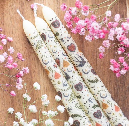 LOTE DE 3 VELAS CÓNICAS CON ESTAMPADO «floración de medianoche» EN COLOR CREMA