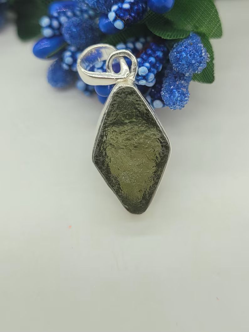 Colgante de Moldavita plata de ley con (certificado de autenticidad)