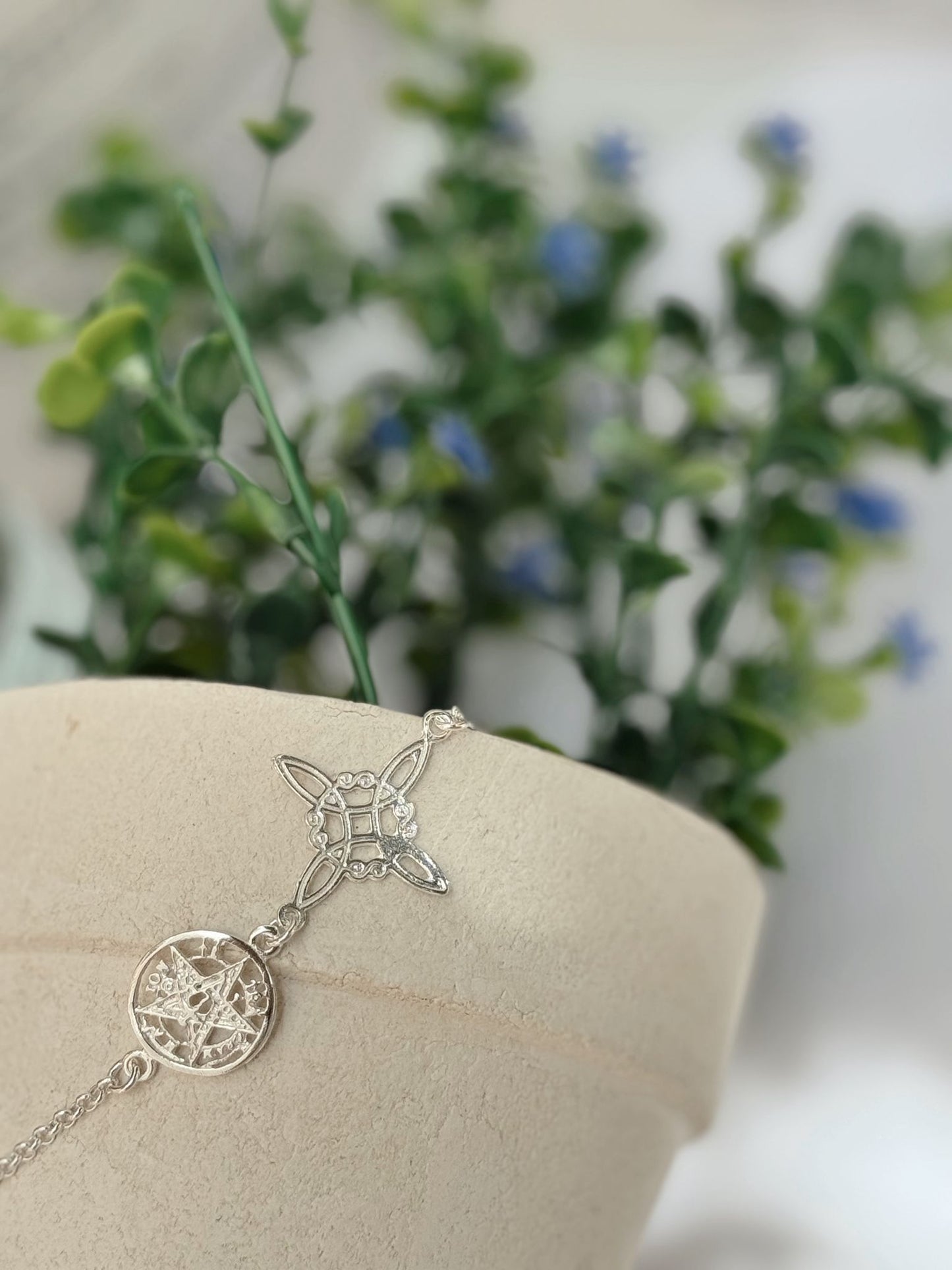 Pulsera doble protección nudo de bruja y tetagramaton plata de ley 925