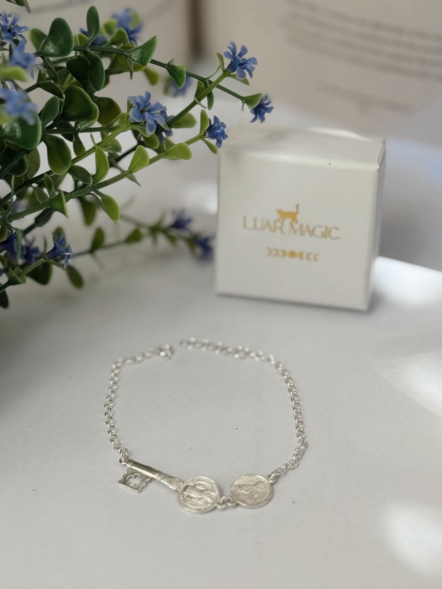 Pulsera doble protección nudo de bruja y llave de san Benito plata 925