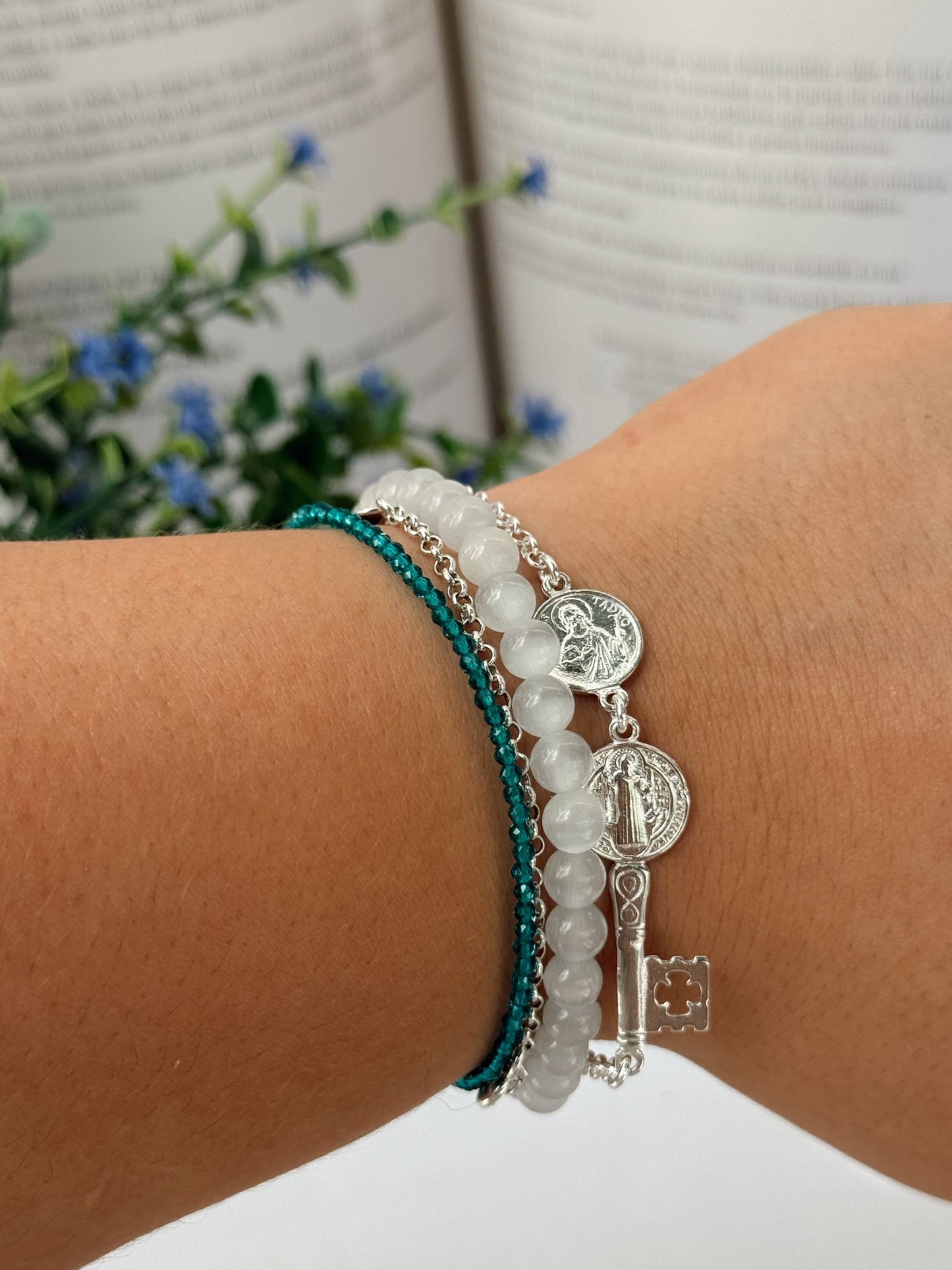 Pulsera doble protección nudo de bruja y llave de san Benito plata 925