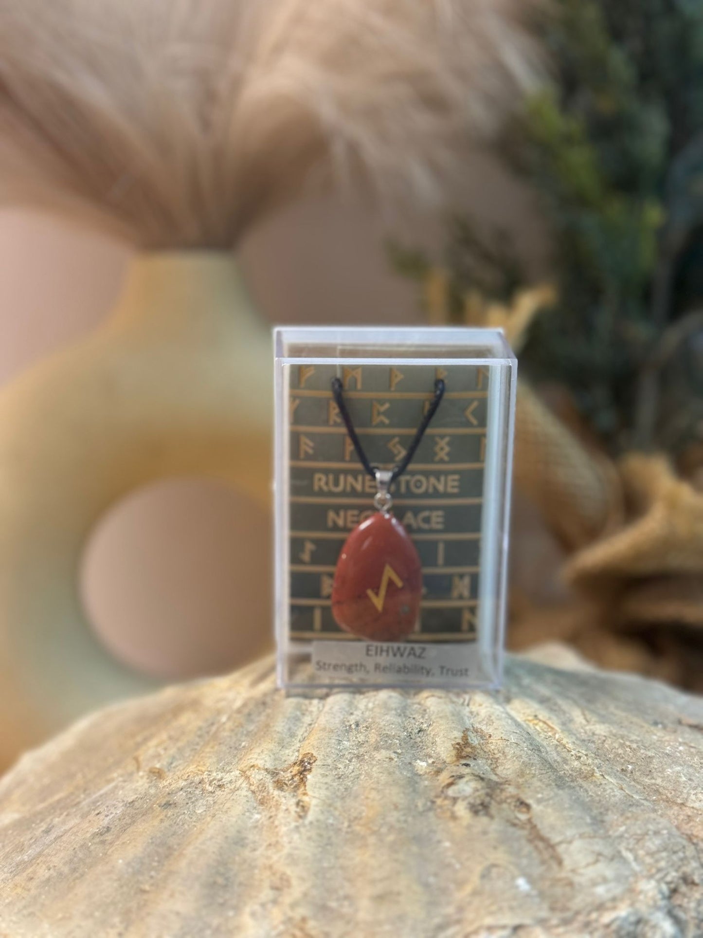 Colgante runa Eihwaz mineral jaspe rojo