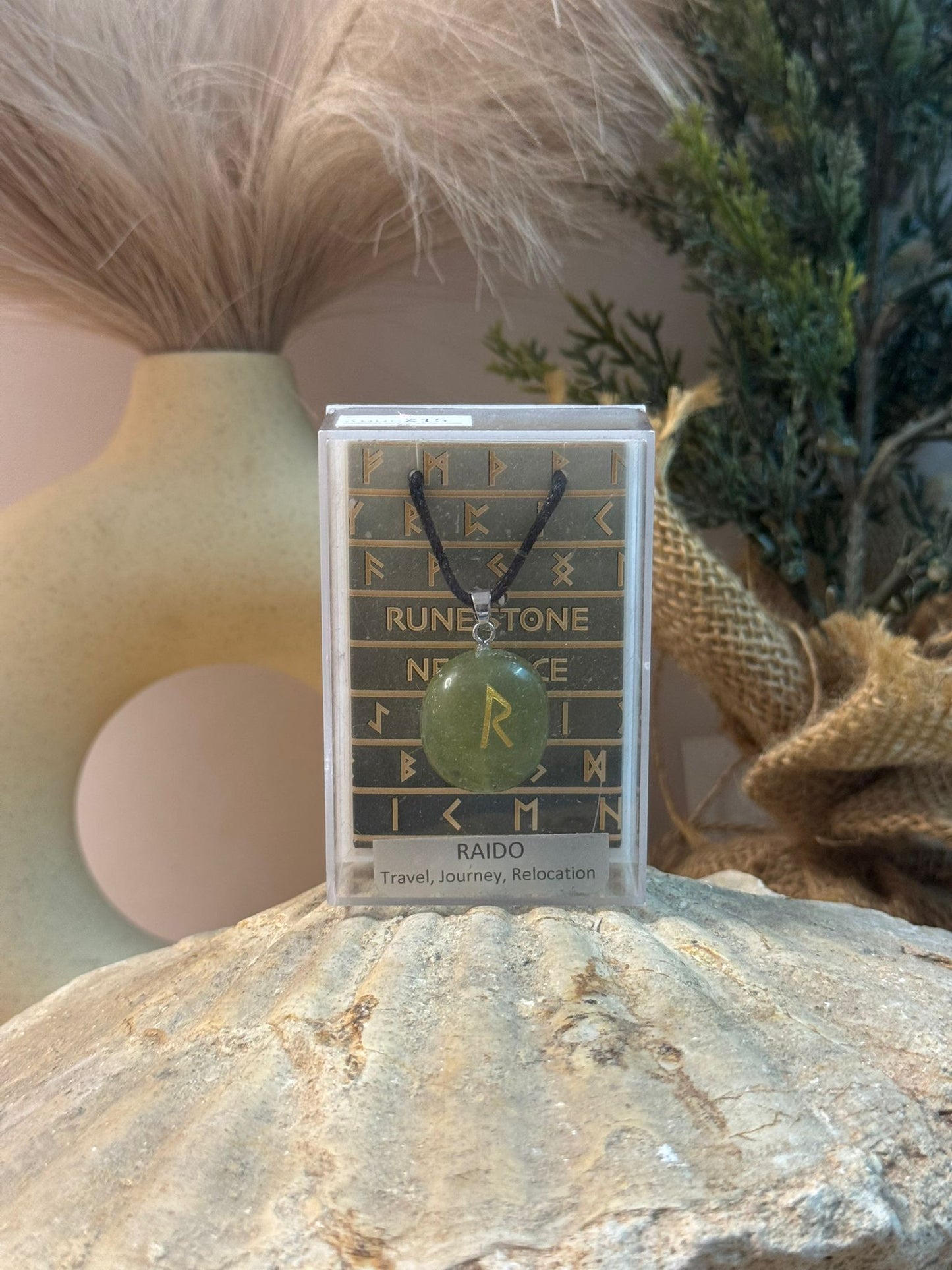 Colgante runa Raido con mineral de jade
