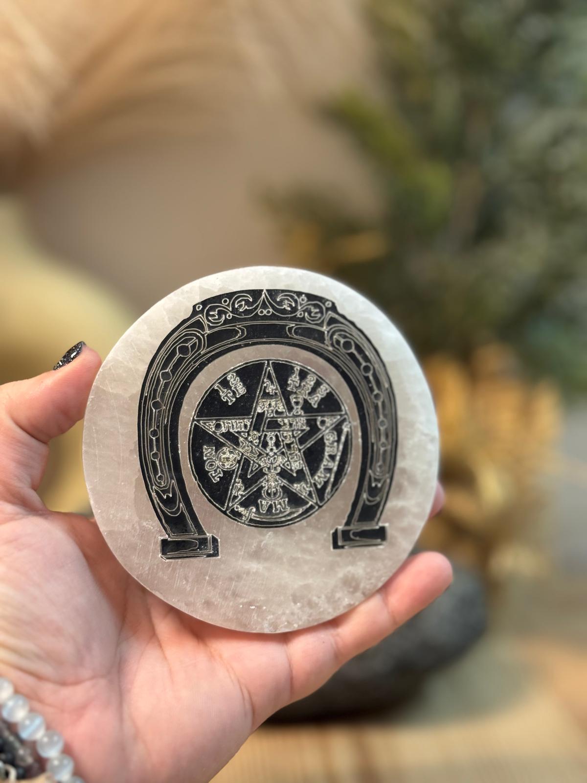 Placa selenita tetagramaton con herradura