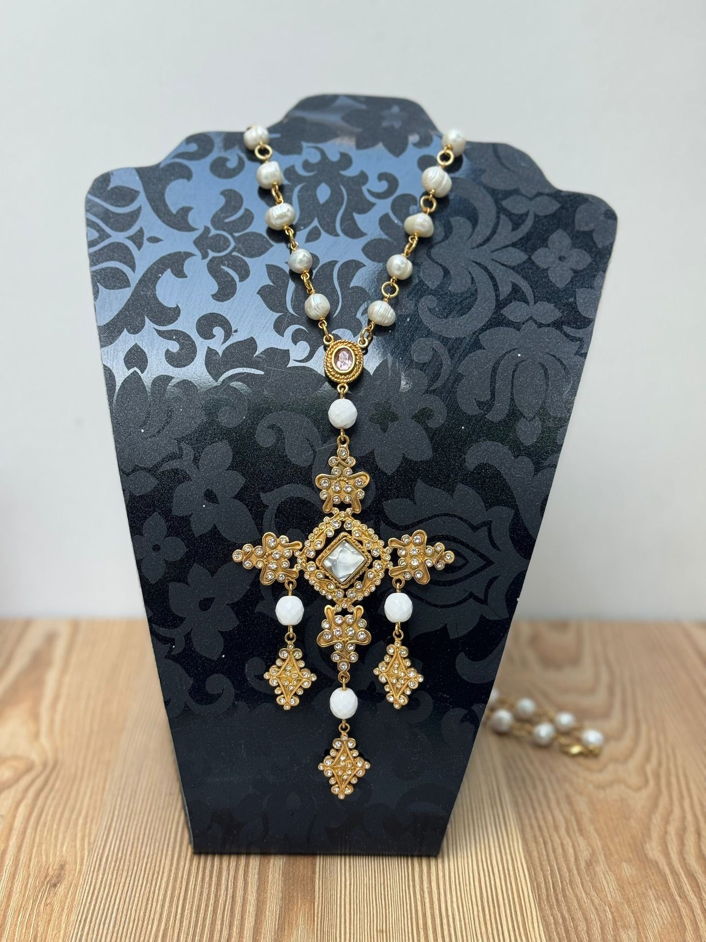 Cruz Bizantina con Colgante de Perlas de Río, Nácar, Ónix Blanco, Cuarzo Rosa y Circonitas (hecha a mano)