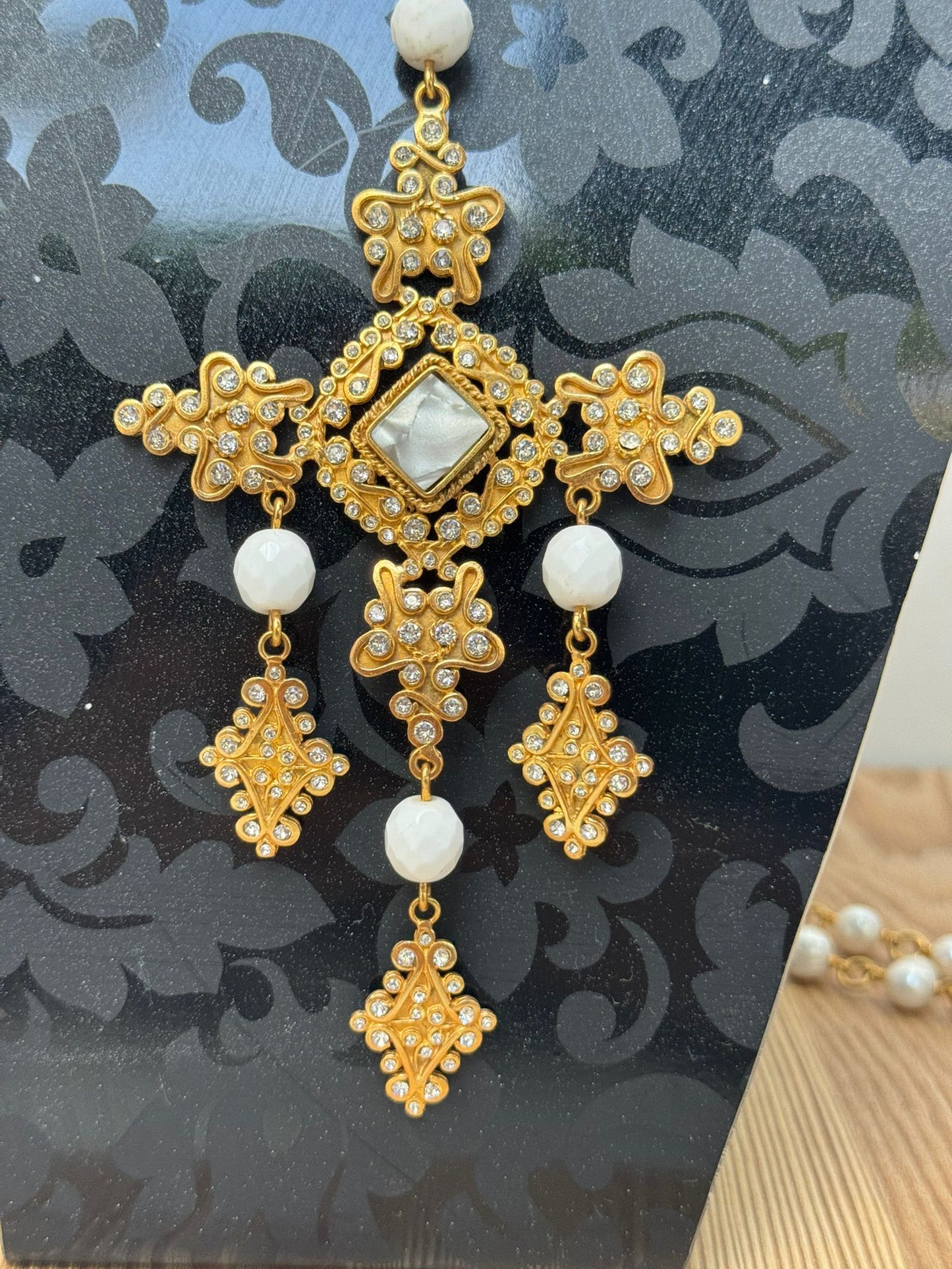 Cruz Bizantina con Colgante de Perlas de Río, Nácar, Ónix Blanco, Cuarzo Rosa y Circonitas (hecha a mano)