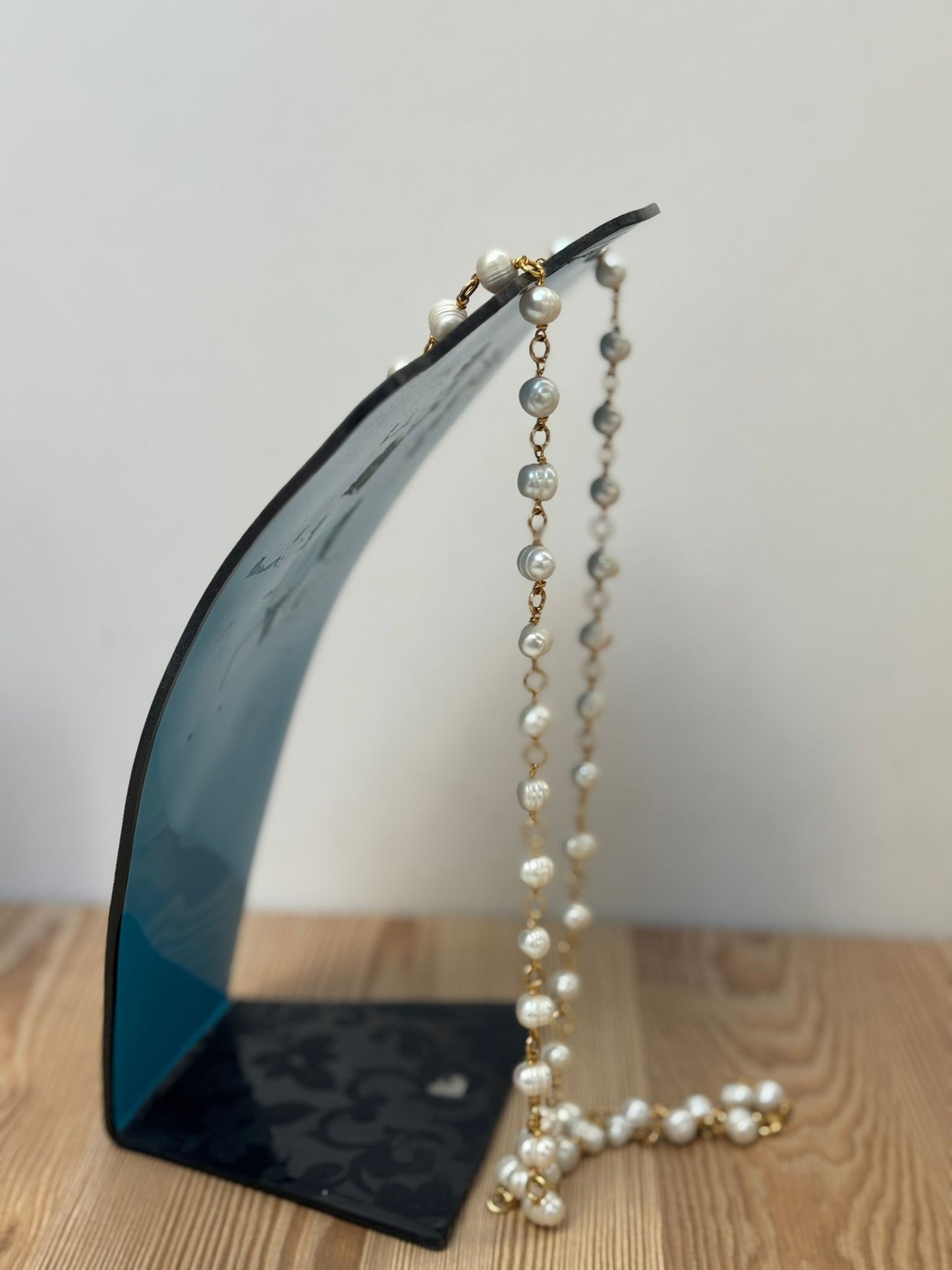 Cruz Bizantina con Colgante de Perlas de Río, Nácar, Ónix Blanco, Cuarzo Rosa y Circonitas (hecha a mano)