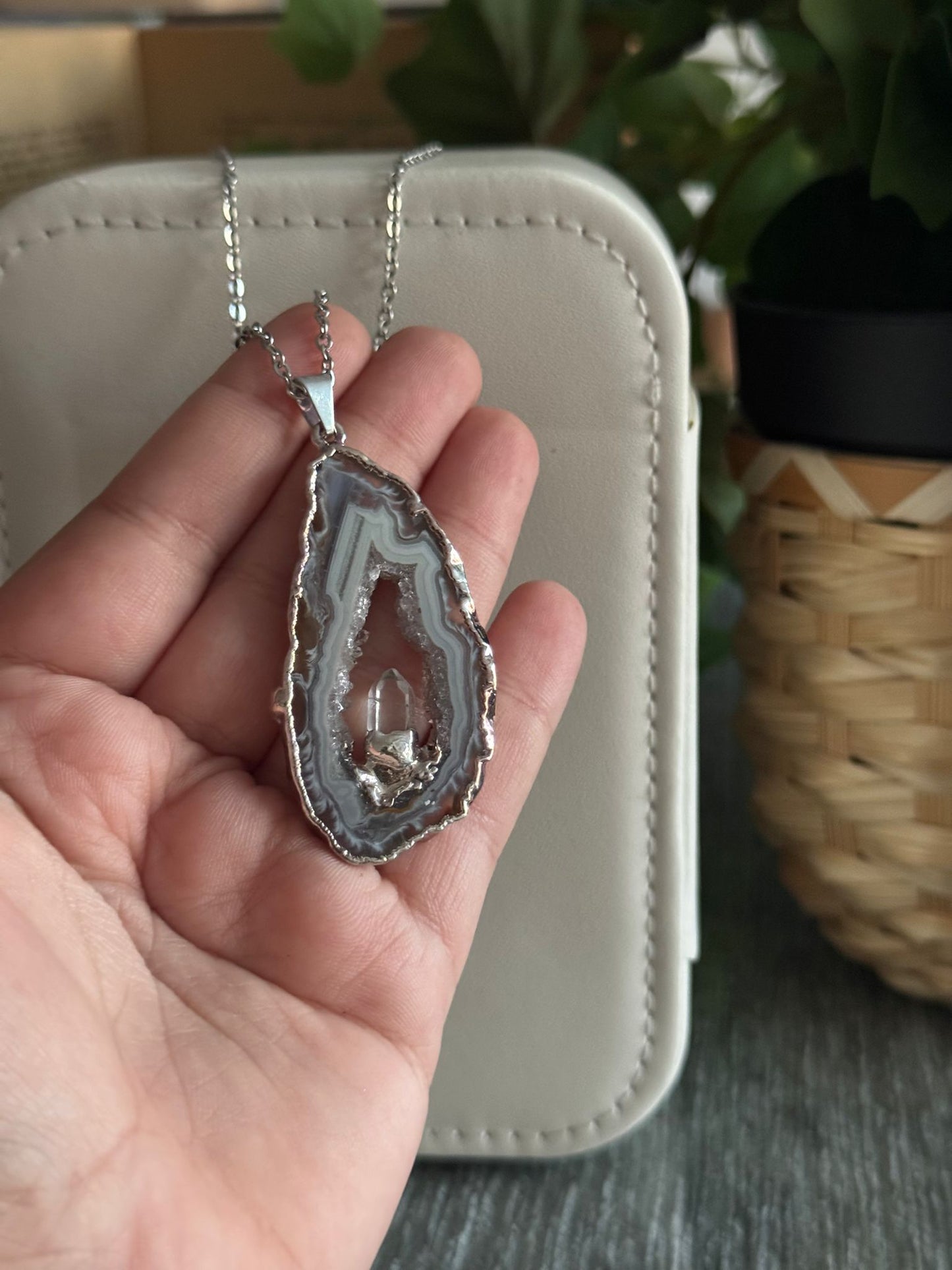 Colgante Geodino de Ágata Ángel con Cuarzo Blanco en Punta plata 925