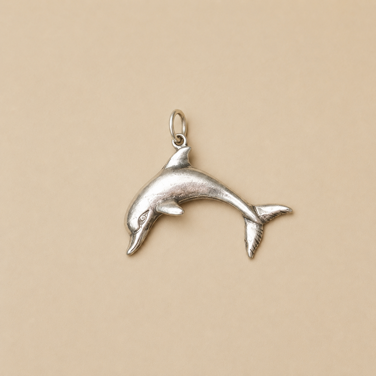 Thalassa · Colgante Delfín Artesanal en Plata