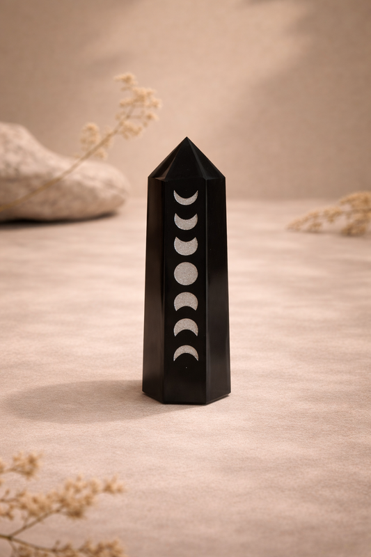 Punta de Obsidiana Negra con grabado de Fases Lunares